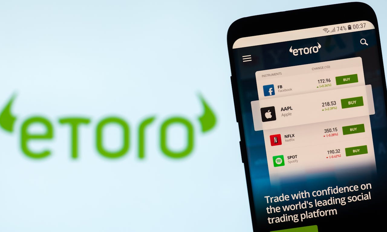 史蒂夫和戴夫」廣告深植人心，金管會呼籲勿用的「eToro」是什麼？ - TNL The News Lens 關鍵評論網