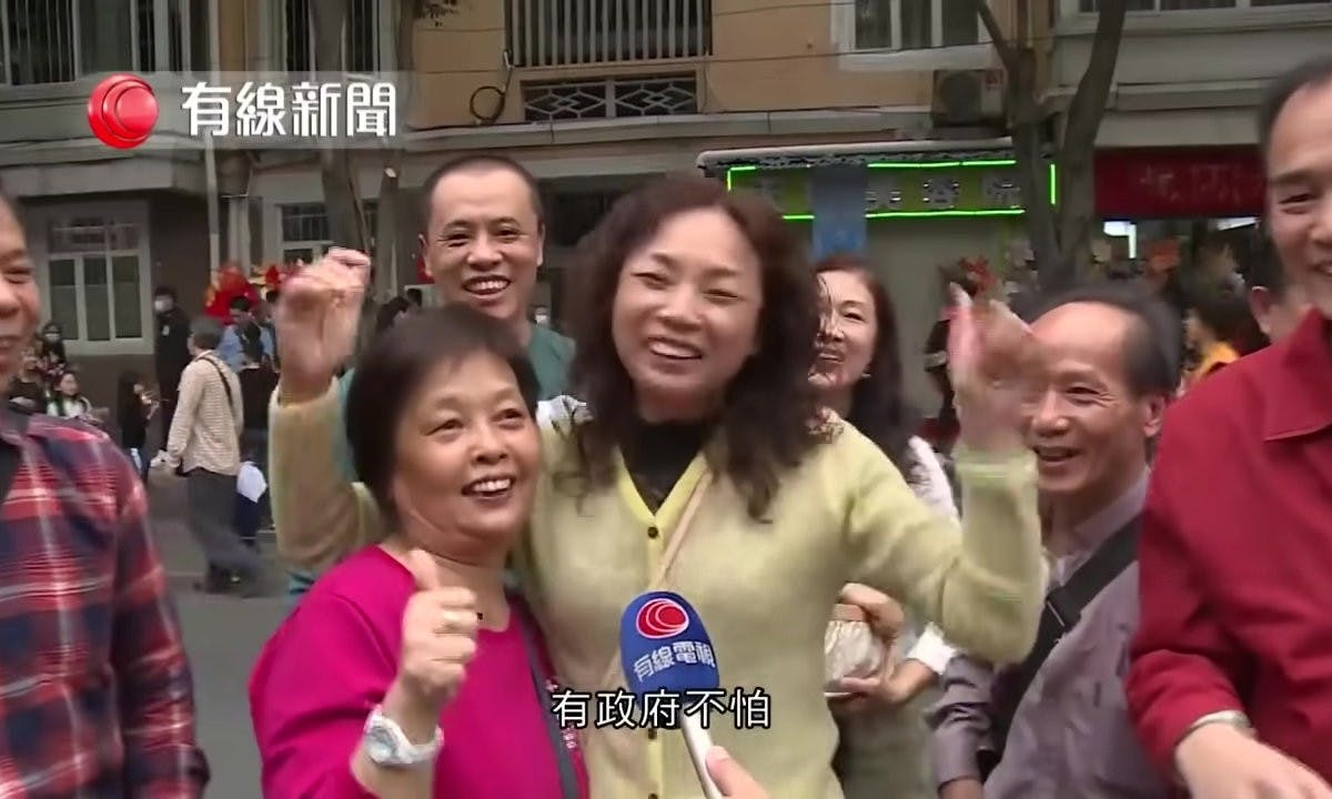 小心笑到碌地 （相信政府』大媽染病去世、丈夫發文被公安帶走」的消息 