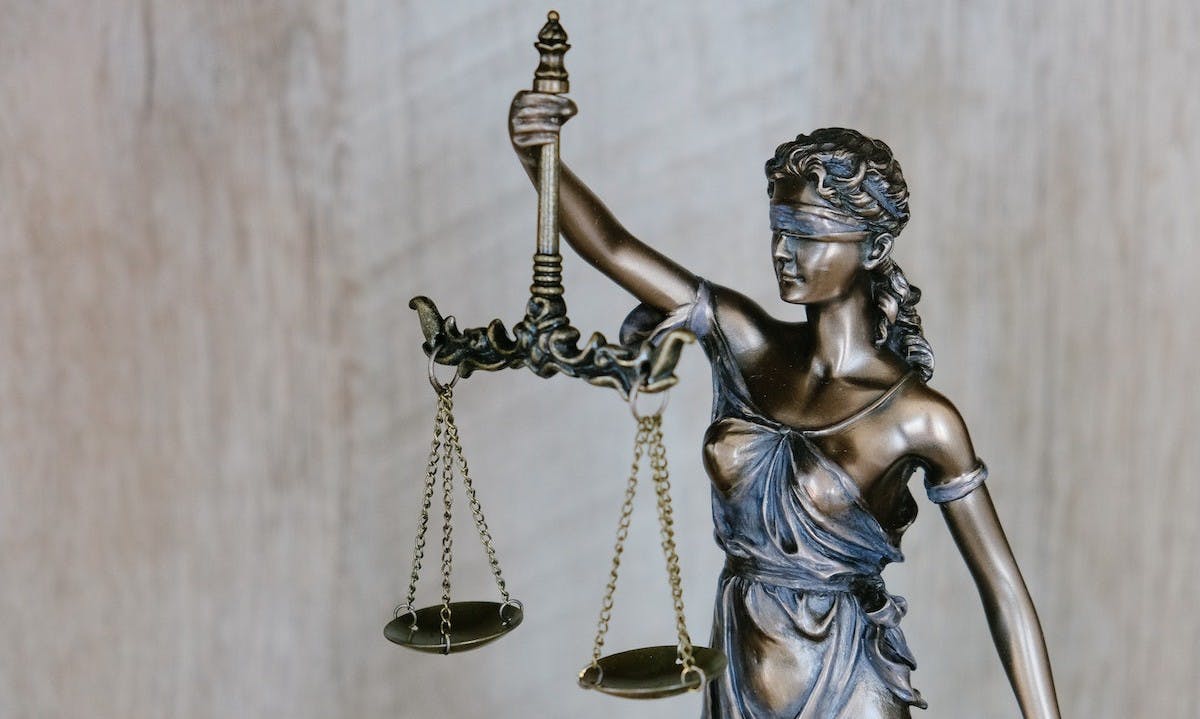 法律是什麼？》：以特定的信仰或信條為前提的道德，可否被稱為「道德」？ - TNL The News Lens 關鍵評論網