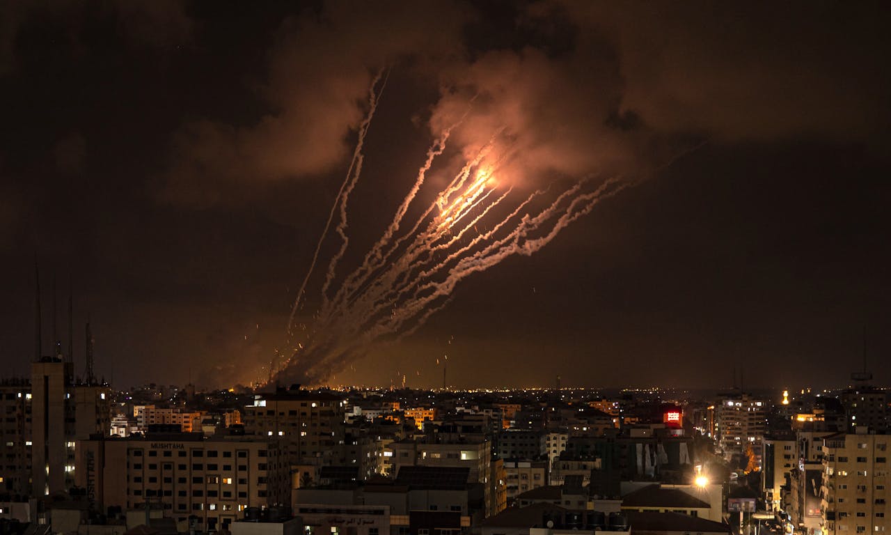 以巴緊張局勢再升級：以色列空襲加薩、伊斯蘭聖戰組織百枚火箭回擊，埃及居中協調籲停火- TNL The News Lens 關鍵評論網