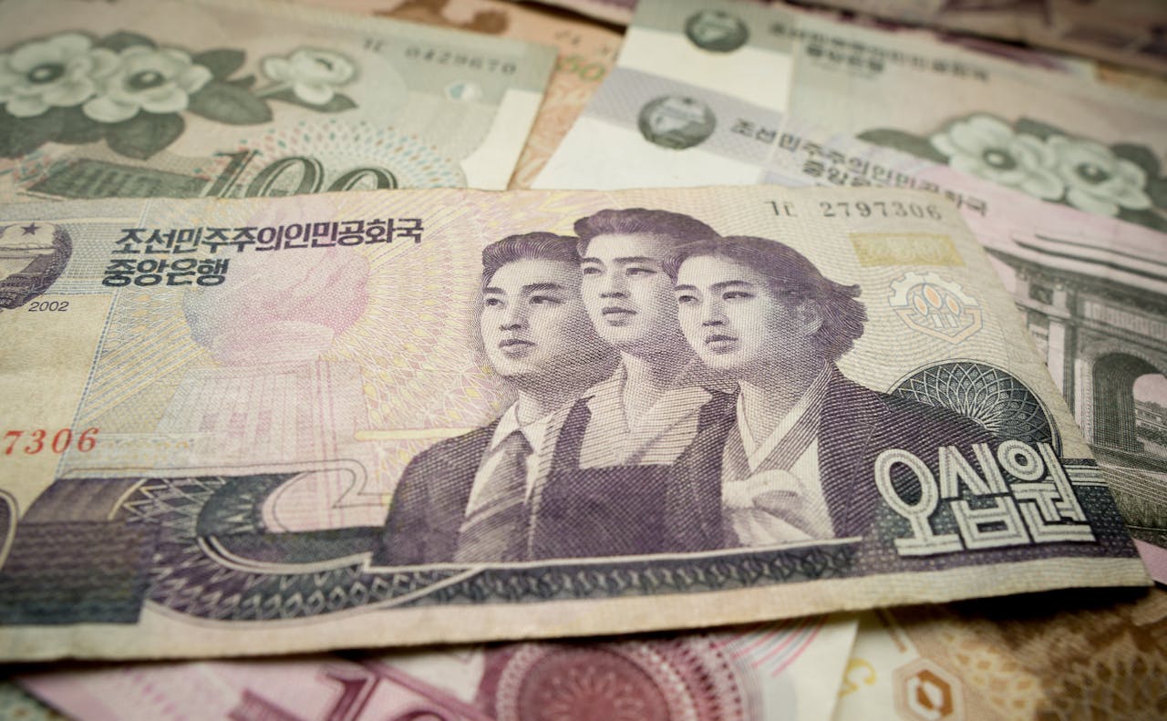 為什麼《愛的迫降》交易多用美元或韓圜，唯獨少見北韓貨幣？ - TNL The News Lens 關鍵評論網