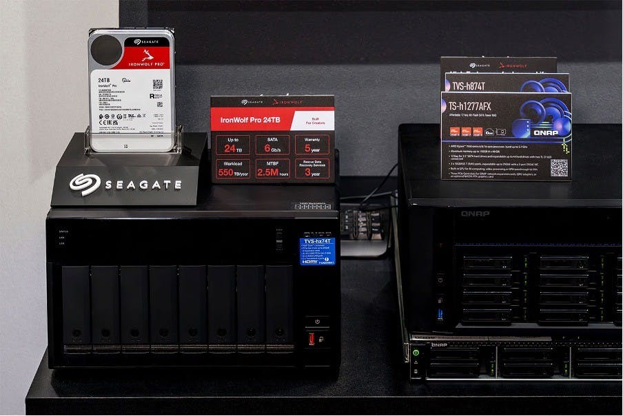 面向創作者與小型工作室使用規模的 TVS-h874T 同樣擁有頂尖效能的處理器與 8 Bay 裝載量，不僅效能符合即時影音編輯，也能搭配 Seagate IronWolf Pro 系列 NAS 專用硬碟建構最大儲存密度環境。