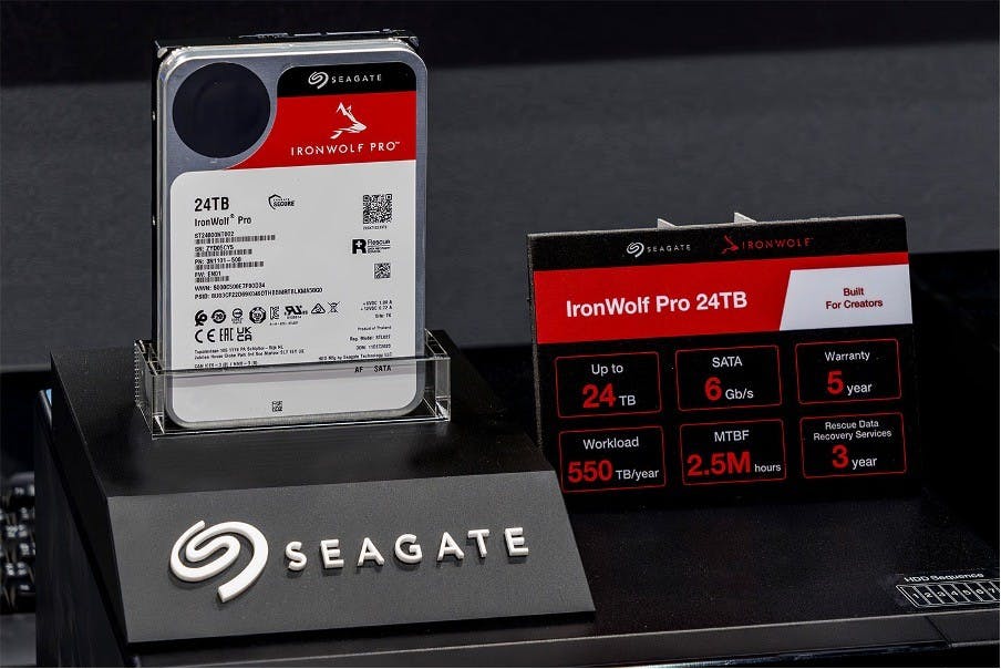 Seagate 的 NAS 專用硬碟 IronWolf Pro 系列目前單一硬碟容量可達 24TB，也是目前同級產品中最高規格，同時與 QNAP NAS 也能完美搭配，透過 IHM 3.0 功能即時掌握硬碟運作的各項參數，管理硬碟使用的健康，若有異常也能即時預警，讓用戶儲存資料更萬無一失。
