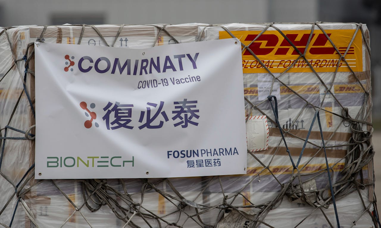 路透社》稱百萬劑BNT疫苗轉銷台灣，指揮中心證實原廠製造「復必泰」可提早來台- TNL The News Lens 關鍵評論網