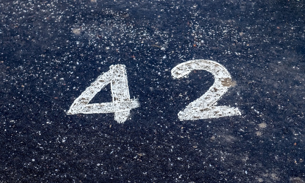 書評】《銀河便車指南》：別浪費時間糾結「42」代表什麼，因為宇宙真的沒想那麼多- TNL The News Lens 關鍵評論網