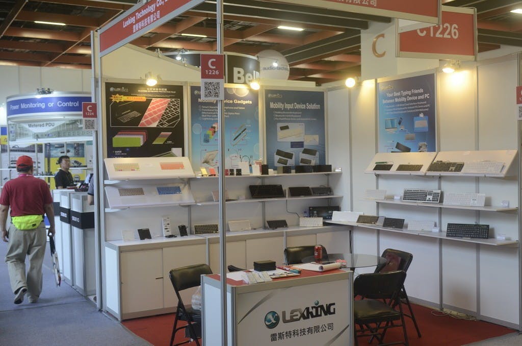 是Computex 2015:Lexking 雷斯特展出三折式手機用藍牙鍵盤這篇文章的首圖