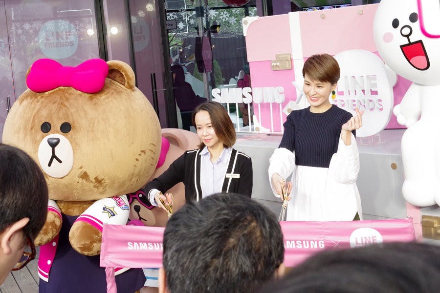是三星 X LINE FRIENDS 進駐品牌體驗店,並推出 LINE FRIENDS 粉甜星組合這篇文章的首圖
