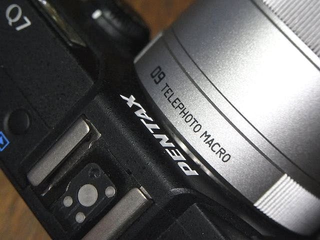 是Pentax Q 系列仍有新鏡頭,田中希美男貼出代號 09 的中長焦微距鏡照片這篇文章的首圖