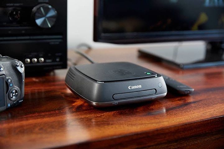 是CES 2015 : Canon 發表 NFC 無線中繼站 CS100,宣傳照片隱約透露即將發表新款單眼這篇文章的首圖