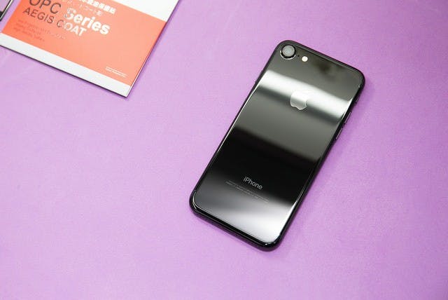 是天啊 iPhone 7 曜石黑超不耐磨?!容易刮傷?!安心保護的機背保護貼 / 包膜施工分享 (大量圖片注意!)這篇文章的首圖