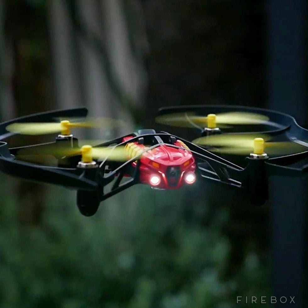 是Parrot四軸飛行器AIRBORNE NIGHT DRONE,就算是在夜間也可以飛得很好這篇文章的首圖