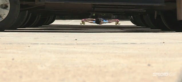 是軟Q印度小孩一口氣滑過 39 台休旅車底部...這篇文章的首圖