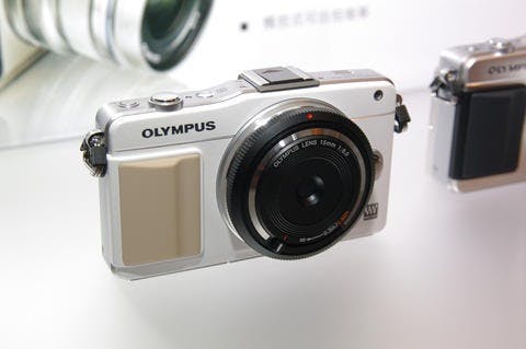 是Olympus 發表 60mm 微距鏡以及 15mm 超薄定光圈玩具鏡這篇文章的首圖
