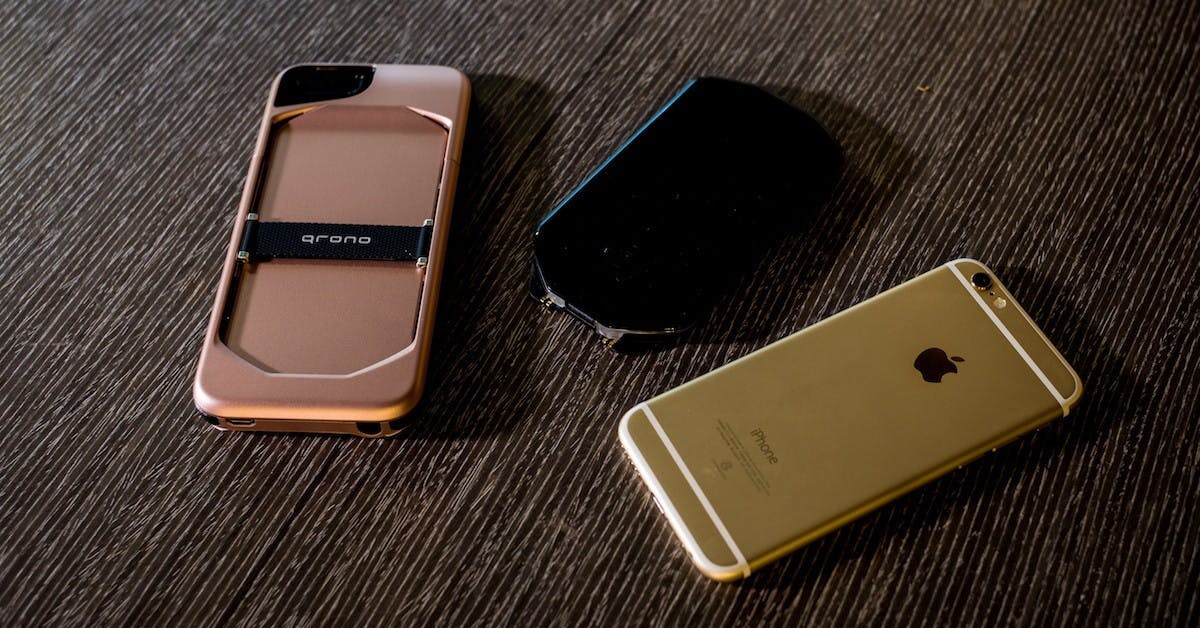 是造型詭異卻無比實用!qrono 01 : MIN ™ 讓你的 iPhone 6s/6s Plus 背著行動電源到處跑!這篇文章的首圖