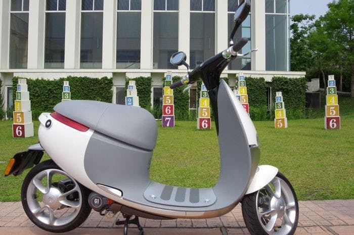 是Gogoro 發出官方聲明,強調將擬訂以里程計價模式、研發更多車款與發展家用充電設備這篇文章的首圖