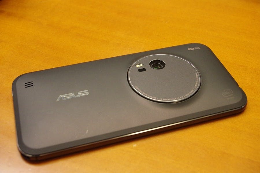 是搭載與 Hoya 合作的 3 倍潛望光學鏡片, ZenFone Zoom 工程版動眼看這篇文章的首圖