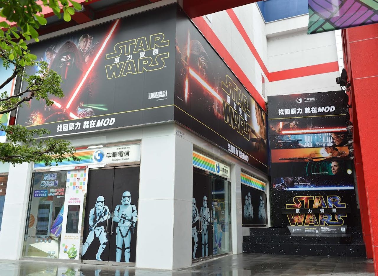 是慶祝 STAR WARS :原力覺醒上映,中華電信將台北、台中兩門市打造成星戰主題門市這篇文章的首圖