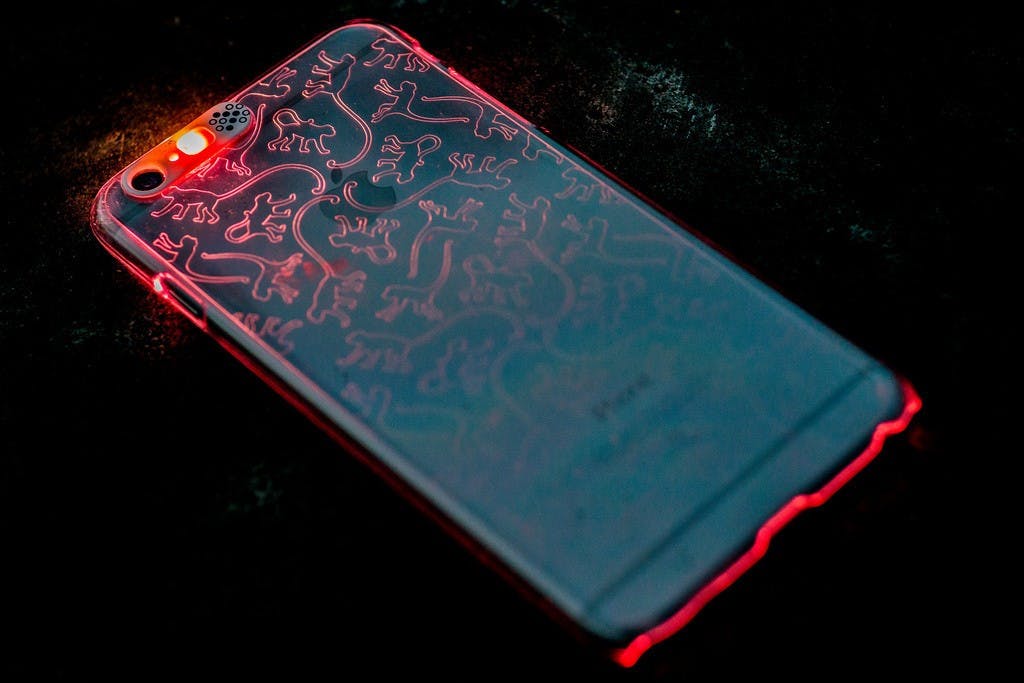 是潮到出水!這個酷炫發光 iPhone 6 手機殼真的是超潮 Der~用了他,夜店之星就是你啦!這篇文章的首圖