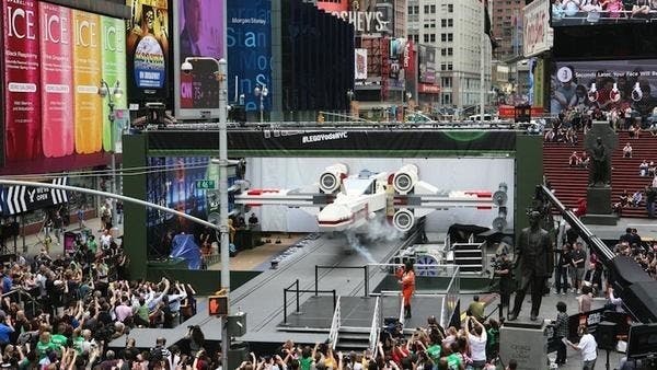 是全尺寸的樂高版星際大戰 X-Wing 歡迎試乘!這篇文章的首圖