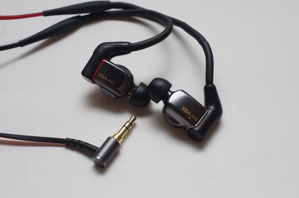 是融合 Sony 悠久動圈技術與全新平衡電樞單體的混搭耳道, Sony XBA-H3 圈鐵混合耳機動手玩這篇文章的首圖