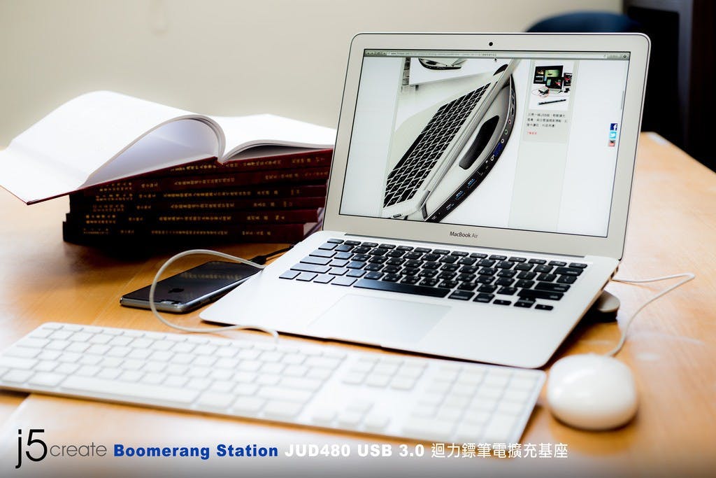 是MacBook 真糟,USB 居然只有兩個!j5create JUD480 USB 3.0 迴力鏢筆電擴充基座讓你 USB 更多,還能外接螢幕喔!這篇文章的首圖