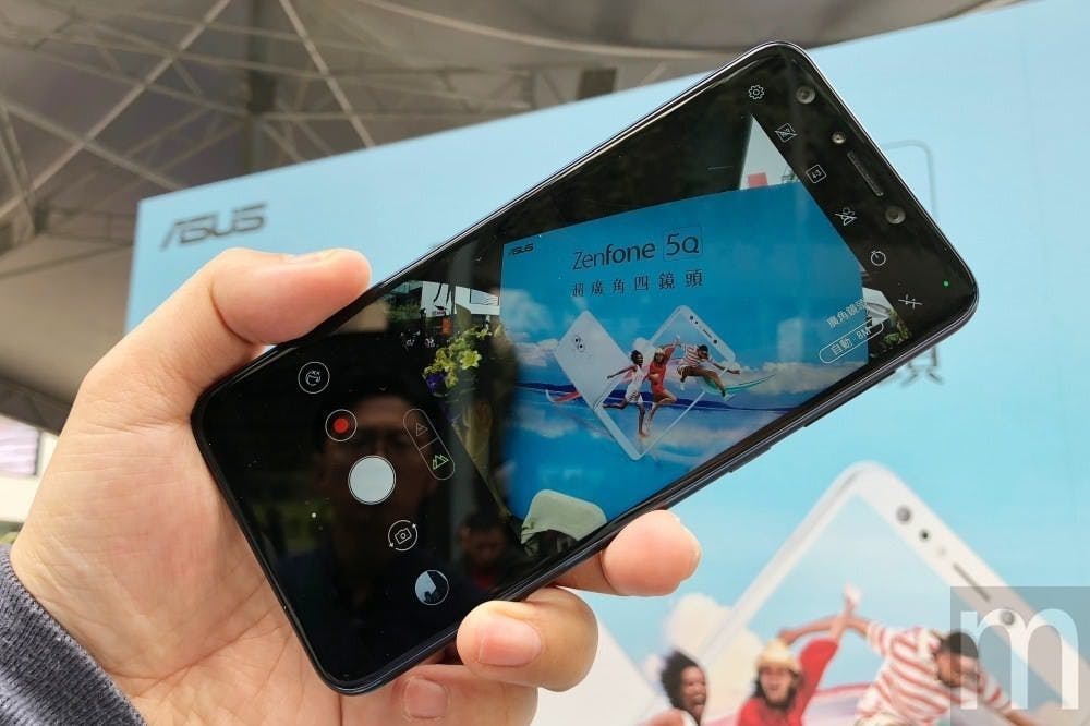 是針對眾人自拍、線上直播打造 華碩四鏡頭、全尺寸螢幕手機ZenFone 5Q即日起登台這篇文章的首圖