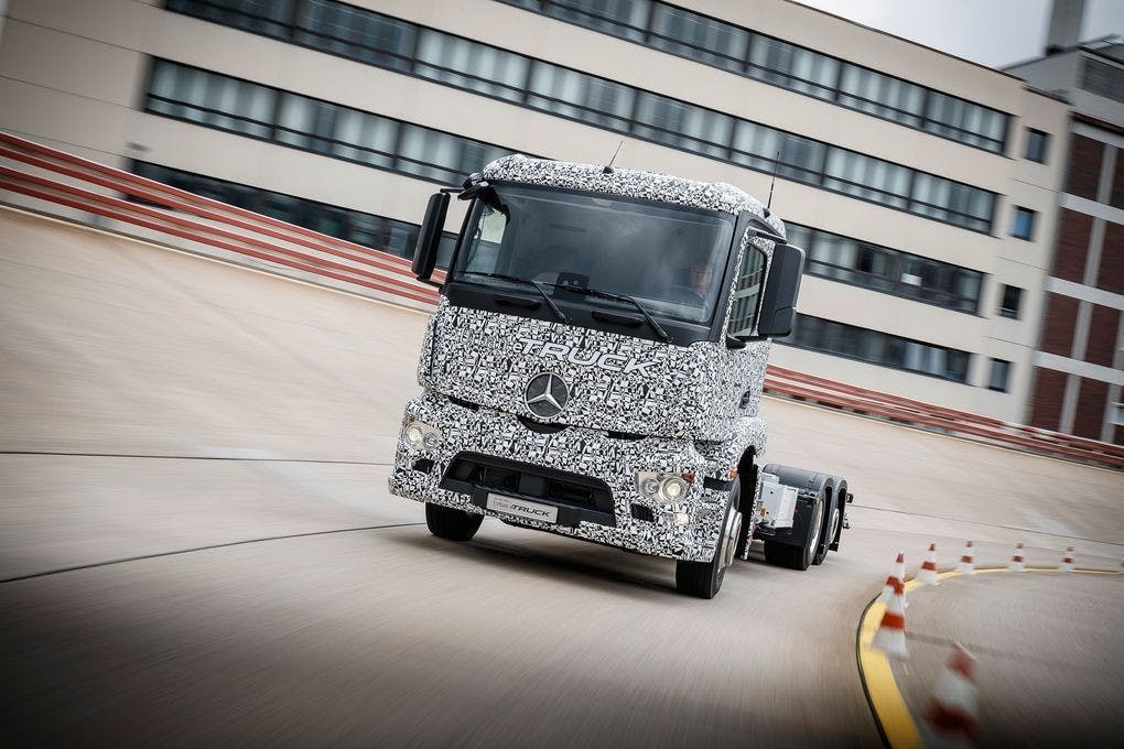 是Benz 打算在 2020 年推出純電的拖車頭,希望改變拖車等同排放大量黑煙的形象這篇文章的首圖