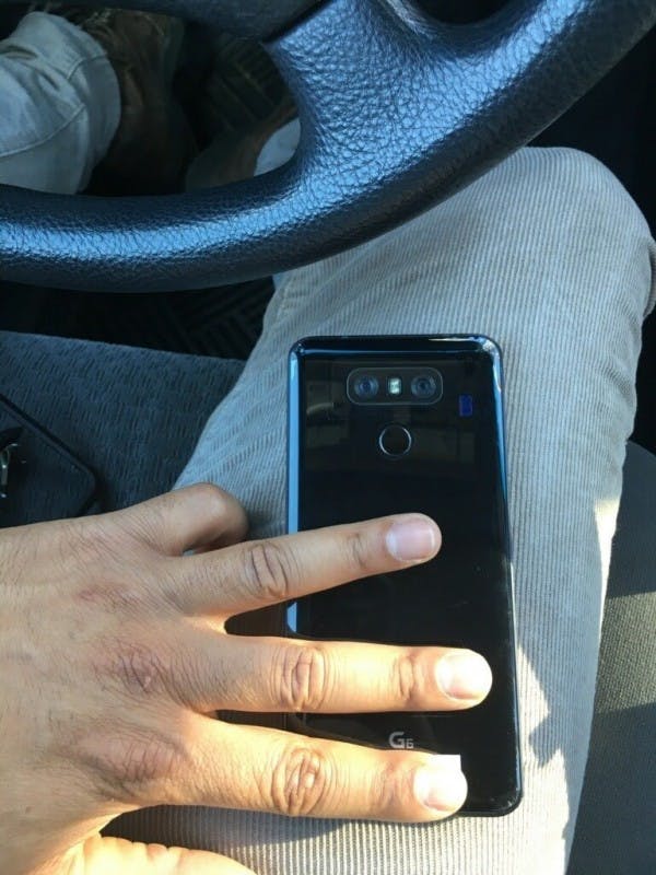 是LG G6 機背曝光,光滑表面疑似採用玻璃設計這篇文章的首圖