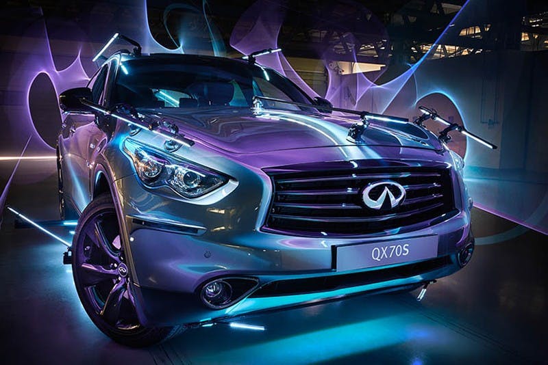 是黑夜裡的光影流動 —— 以 Infiniti 名車製作科幻式光塗鴉!這篇文章的首圖