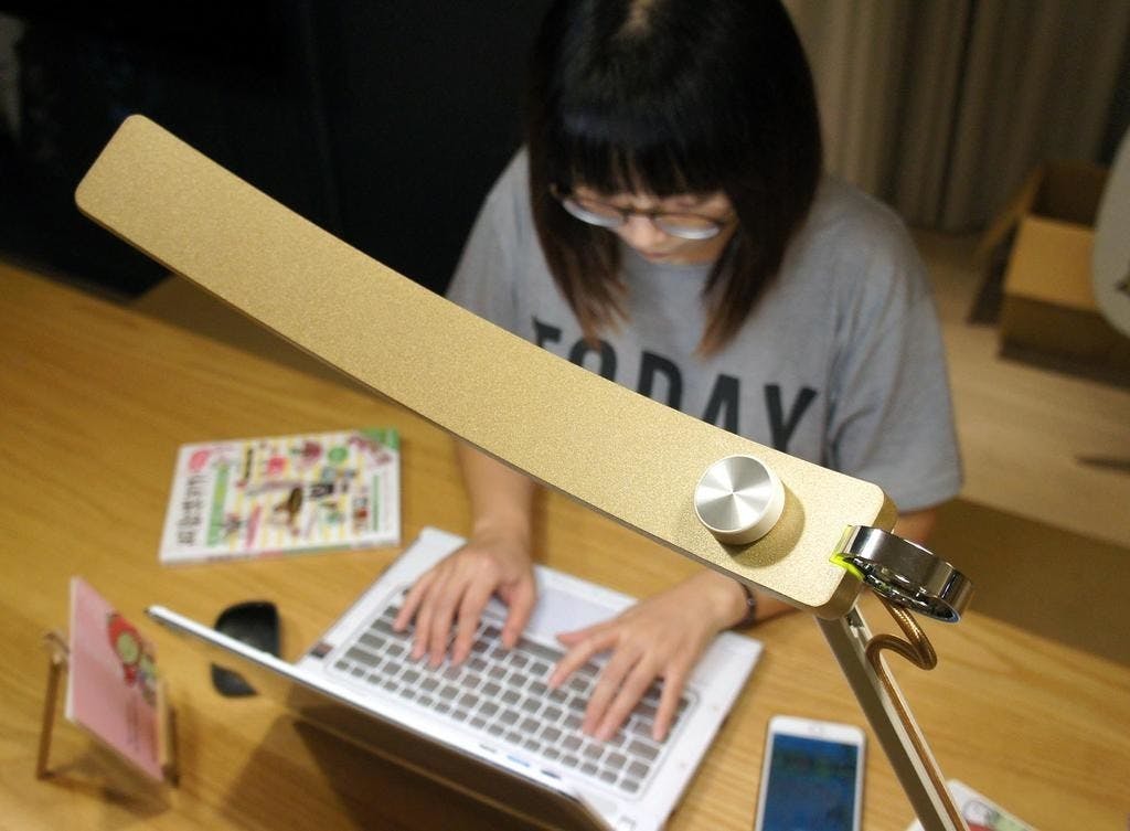 是輕巧省空間,BenQ WiT Genie 單臂版螢幕閱讀檯燈動手玩這篇文章的首圖