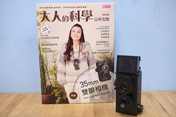 是【動手玩科學】大人的科學中最經典附錄玩具!35mm雙眼相機再版開箱玩給大家看!這篇文章的首圖