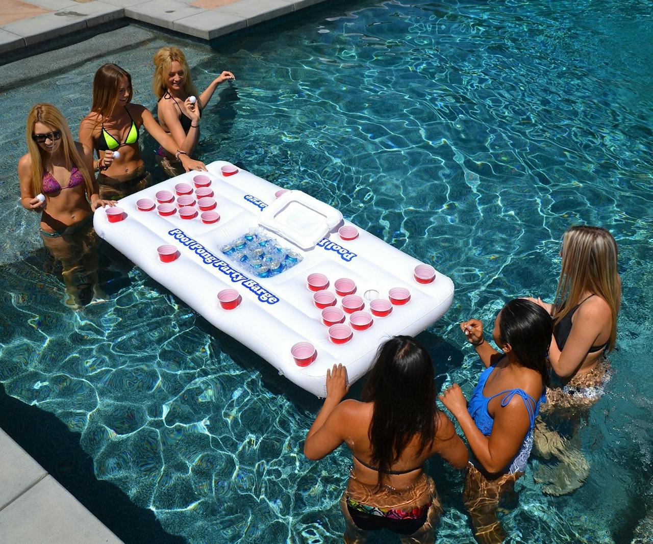 是游泳池裡的 beer pong遊戲桌這篇文章的首圖