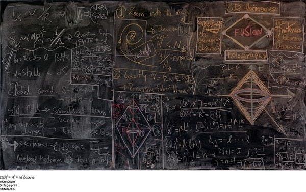 是拍攝寫滿量子力學算式的黑板!?這篇文章的首圖