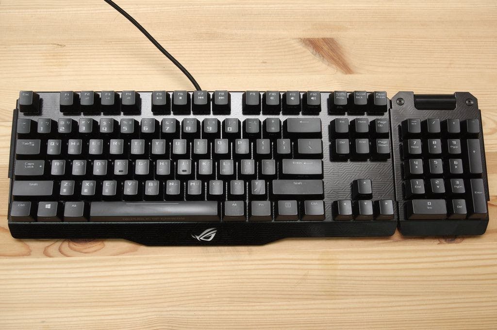 是ROG 團隊電競周邊又一心血結晶,可拆卸分離的 ROG Claymore 機械電競鍵盤動手玩這篇文章的首圖