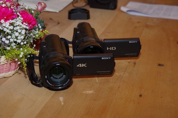 是強調一手可掌握的高畫質 4K 錄影機, Sony 在台推出 Handycam FDR-AX100 (修正, 120fps 高速錄影僅為 720p )這篇文章的首圖