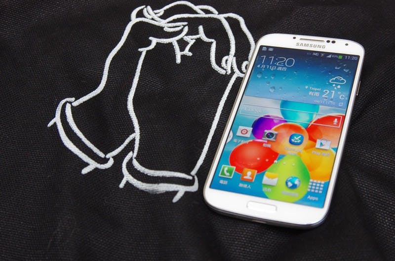 是國外使用者因 Galaxy S4 燒毀與三星溝通未果,卻獲得 HTC 贈送 One M8這篇文章的首圖