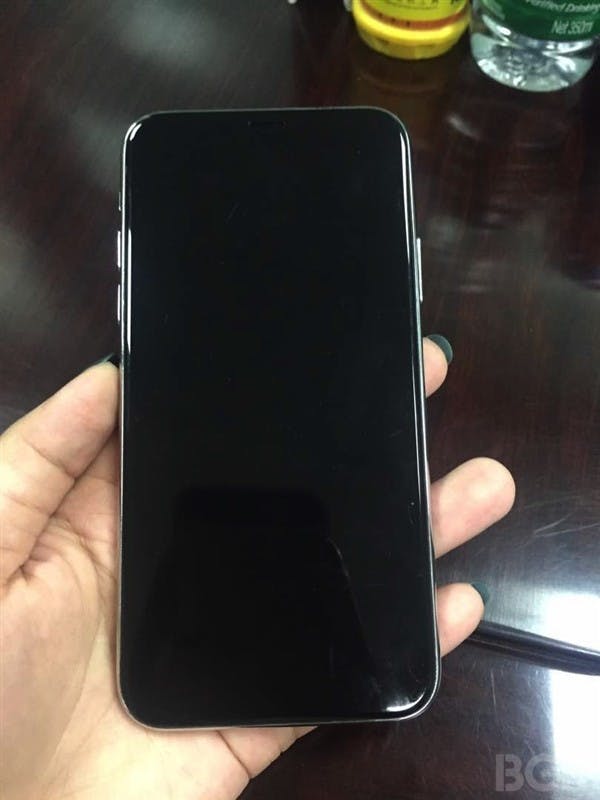 是雙2.5D玻璃機身,疑iPhone 8最終版真機照曝光!果粉買單嗎?這篇文章的首圖