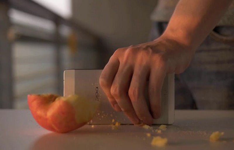 是硬到嚇死人!Oppo R5 竟然可當菜刀及鎚仔使用這篇文章的首圖