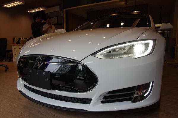 是Go Park Yourself 成真! Tesla 將透過更新使 Model S 、 Model X 可自動停入車庫這篇文章的首圖