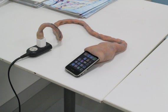 是用「假臍帶、真充電線」來充iPhone是要嚇死誰…這篇文章的首圖
