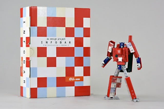 是柯博文、大黃蜂、密卡登化身經典手機! au x TRANSFORMER 計畫將經典角色化身 INFOBAR 手機這篇文章的首圖