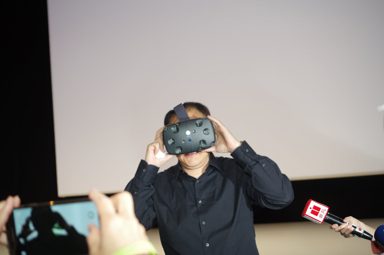 是MWC 2015 :HTC 聯網設備再跨界,攜手 VALVE 發表支援 STEAM VR 的 VIVE 頭盔這篇文章的首圖