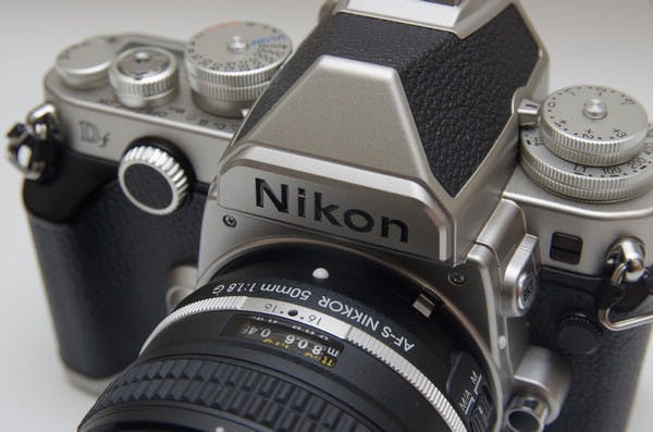 是將旗艦數位機靈魂融合機械相機手感的組合, Nikon Df 單眼相機動手玩這篇文章的首圖