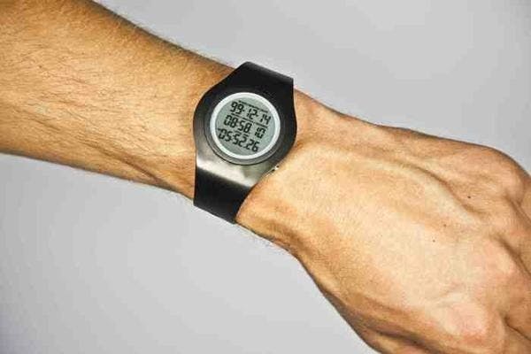 是真.《鐘點戰》:Tikker Wristwatch 關心您的健康這篇文章的首圖