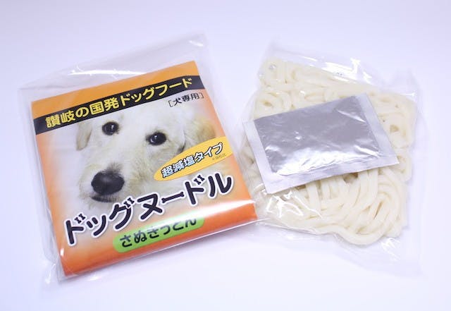 是香川縣的烏龍專賣店,推出給狗吃的專用烏龍麵包這篇文章的首圖