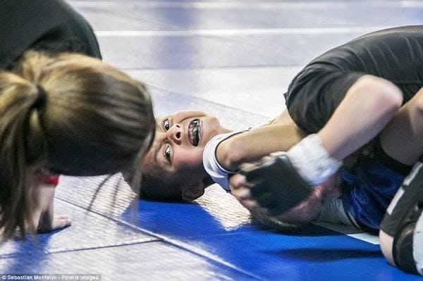 是籠內的惡鬥︰美國兒童綜合格鬥 (MMA) 實拍影像這篇文章的首圖