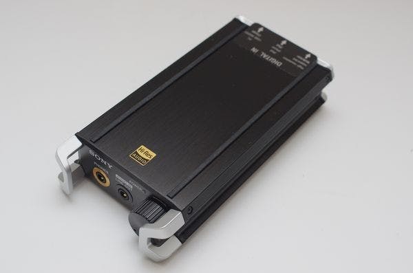 是定位更進階且支援 DSD 檔播放, Sony 隨身 DAC 耳擴一體機 PHA-2 動手玩這篇文章的首圖