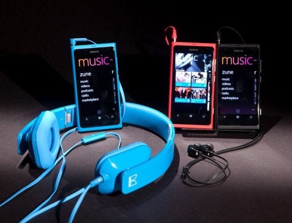 是Nokia 發表6款手機,Lumia 710 與 Lumia 800 皆是 WP7(補Live View影片)這篇文章的首圖