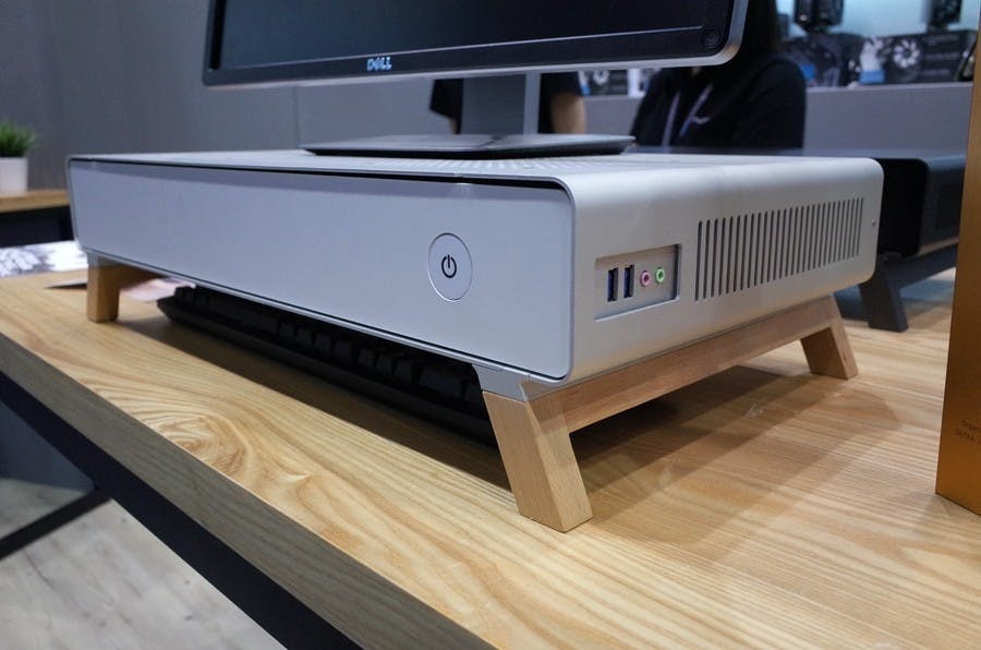 是Computex 2017 :兼具螢幕架的快睿科技 TAKU 機殼邁入量產,最終版本可放入 28 公分 GPU這篇文章的首圖