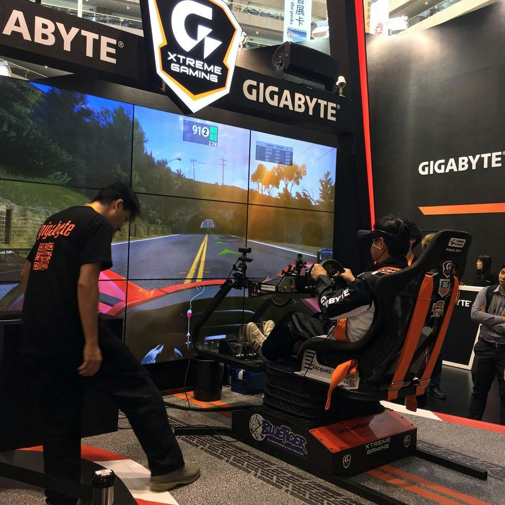 是Computex 2016:GIGABYTE 技嘉 VR 賽車區,意外出現很多三寶來體驗這篇文章的首圖